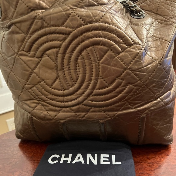 Chanel large shopping bag. Excellent condition. No visible wear. - Picture 3 of 10